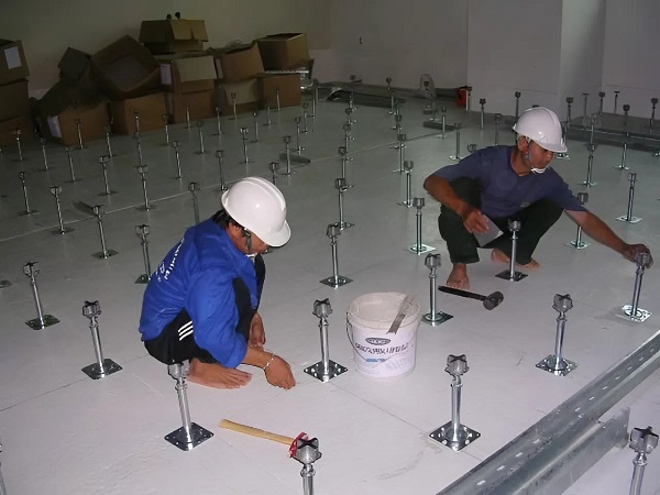 Kỹ thuật viên Bảo Hà Group bơm keo Epoxy cố định chân đế sàn nâng